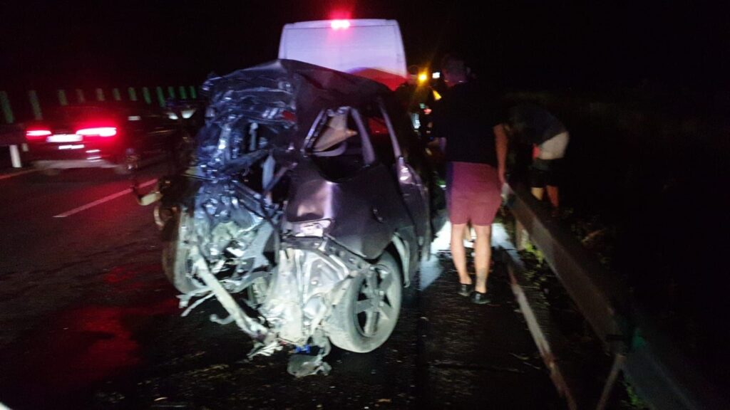Accident pe DEx 12 Craiova-Pitești: autoturism spulberat de un autocamion.Poliția reamintește regulile de siguranță