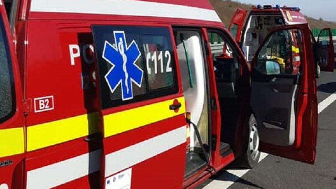 Plan roșu de intervenție activat: Un microbuz în care erau 12 persoane s-a ciocnit cu o mașină Plan roșu de intervenție activat: Un microbuz în care erau 12 persoane s-a ciocnit cu o mașină
