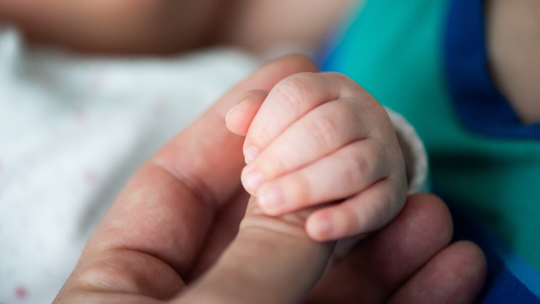 Gorj: Nou-născut înregistrat greşit după ce mama le-a dat medicilor documentele unei rude