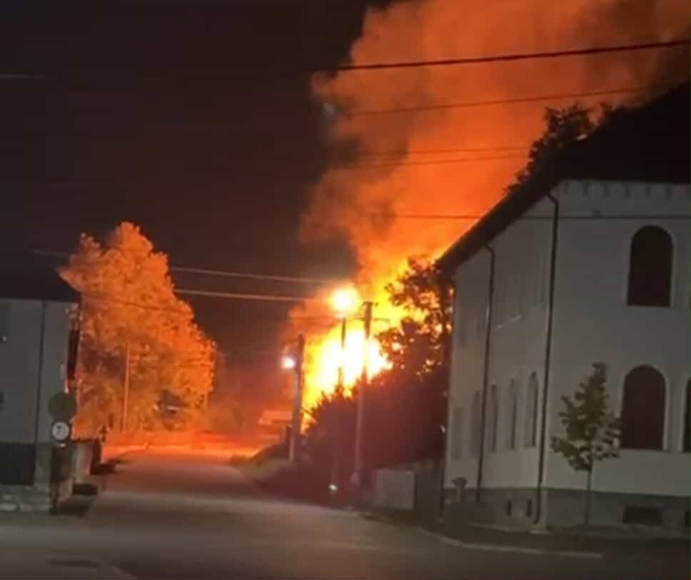 (VIDEO) Vâlcea: Incendiu la Conacul lui Maldăr din Măldărești. Monumentul istoric a fost salvat de pompieri