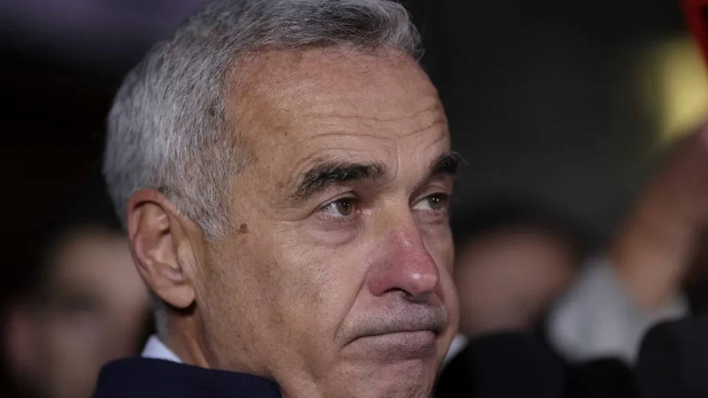 Călin Georgescu – de la secția de poliție, la biserică. Preotul a tras clopotele pentru el
