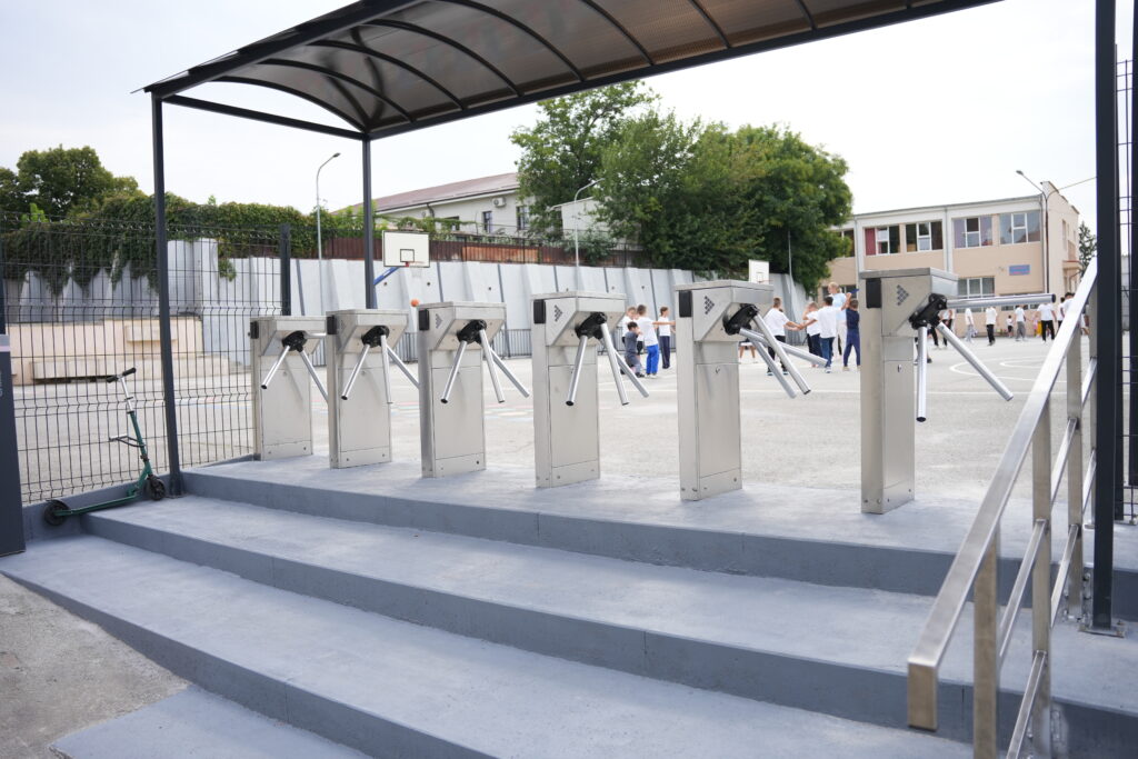 Şcoală din Craiova unde elevii intră cu cartelă, ca la metrou. Elevilor le va fi greu să mai chiulească
