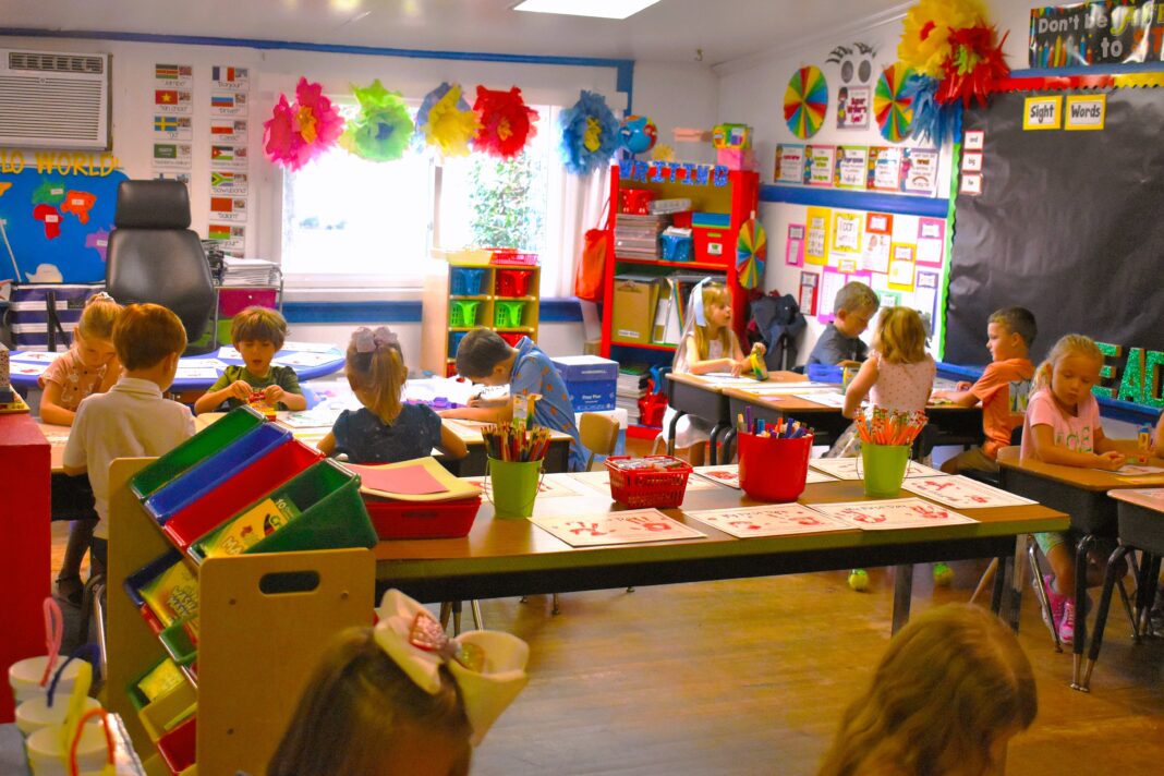 O educatoare îi învață pe micuți educație sexuală, prin versuri