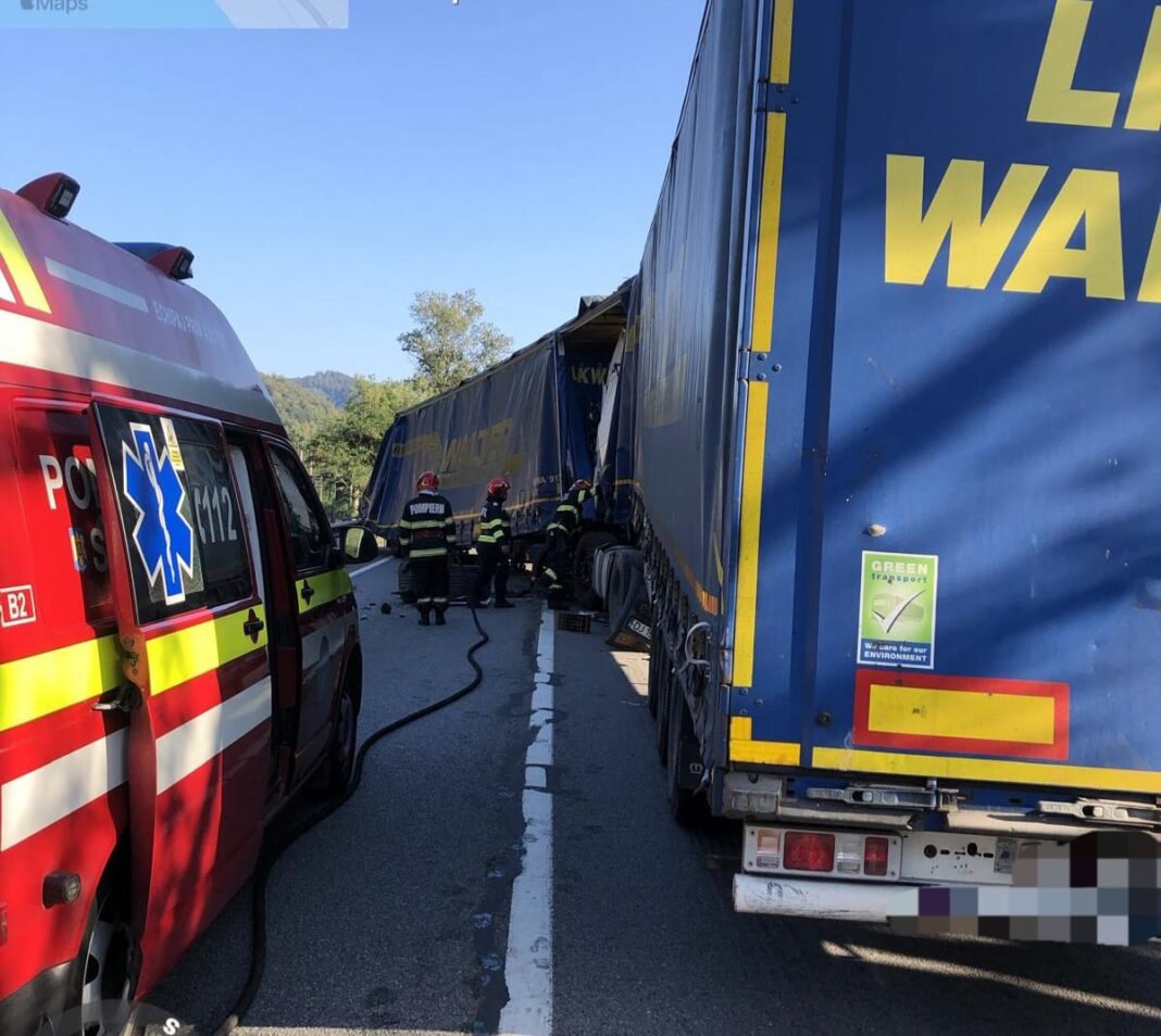 Două tiruri, implicate într-un accident rutier în Orșova