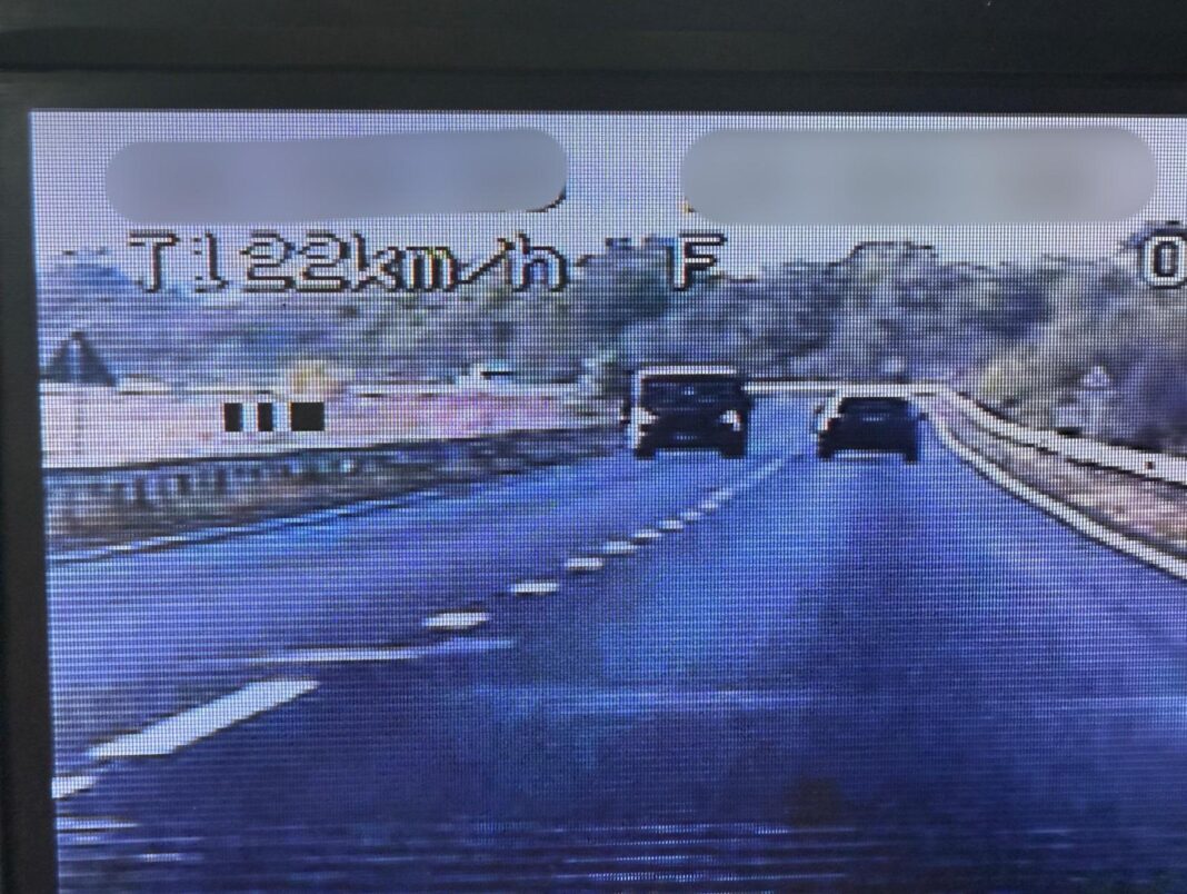 Tânăr din Filiaşi, prins de poliţişti când conducea cu 122 km/h