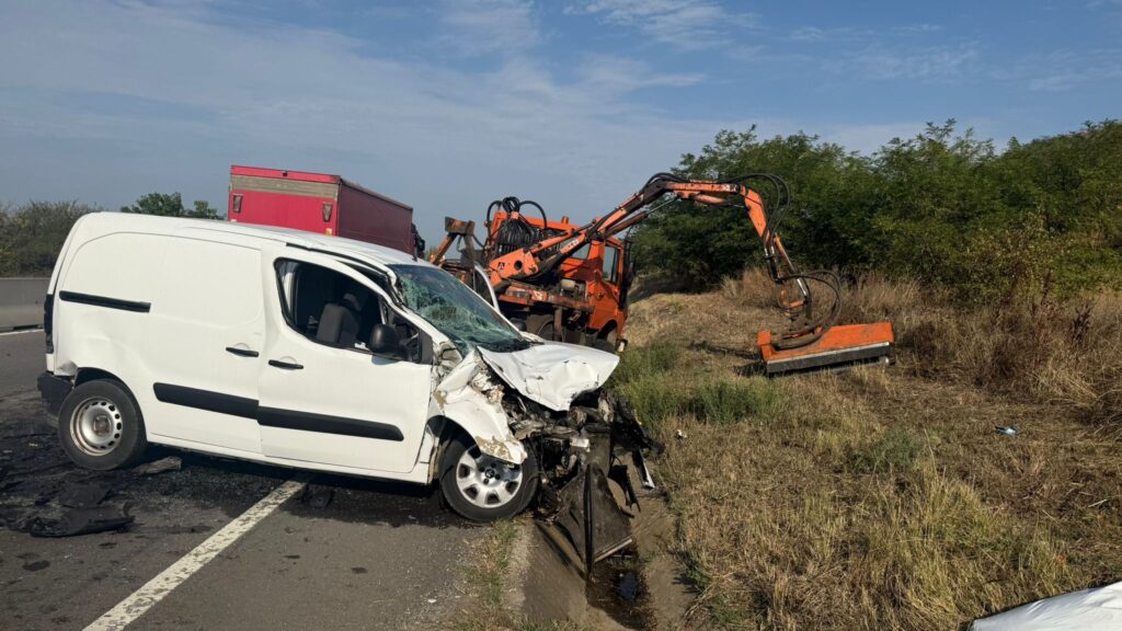Dolj: Accident rutier pe DN 6, în comuna Brădești. Trei mașini implicate, șoferii au ajuns la spital