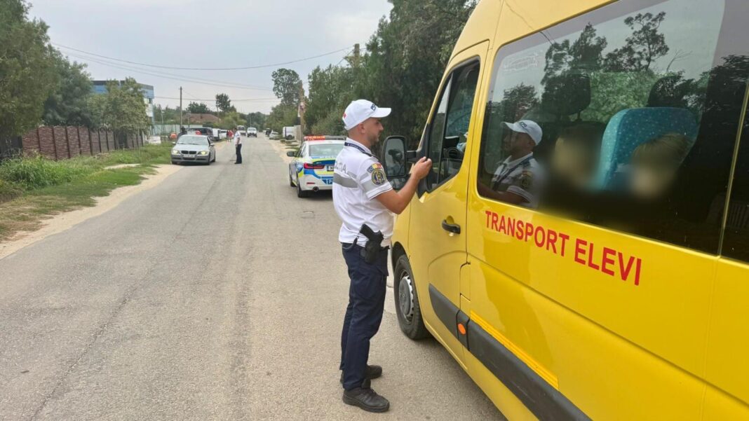 WhatsApp Image 2025-09-11 at 12.38.42-1 Polițiștii rutieri din Olt au verificat peste 60 de mijloace de transport elevi