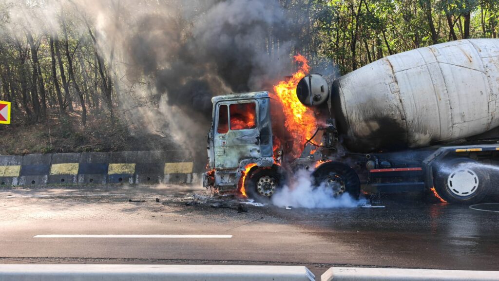 Mehedinți: Incendiu la o auto-betonieră în Hinova
