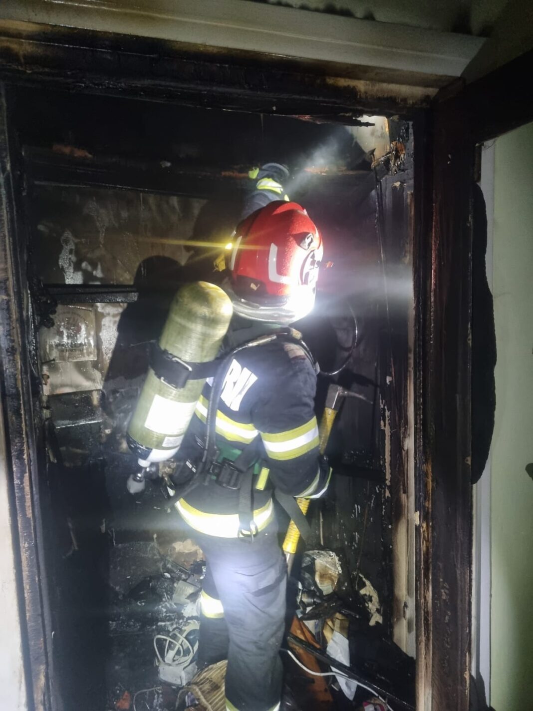 Detașamentul 1 Pompieri Craiova a intervenit pentru stingerea unui incendiu izbucnit la un apartament