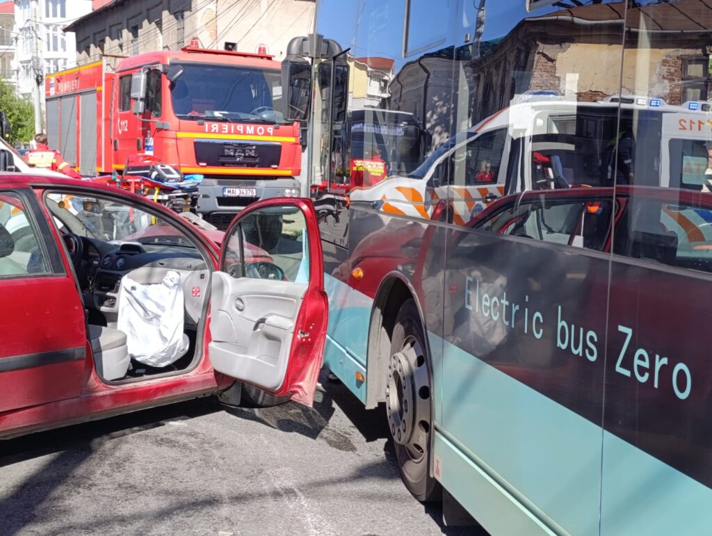 Accident rutier grav între un autoturism și un autobuz pe strada Alexandru Macedonski din Craiova