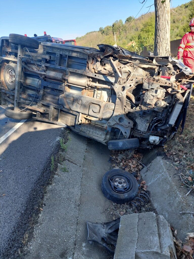 Autoturism răsturnat la Prunișor
