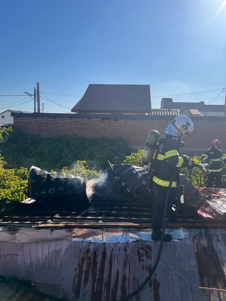 Incendiu la acoperișul unei case din Craiova. Pompierii intervin pe strada Teleajenului