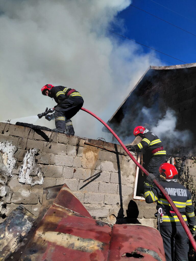 (VIDEO) Incendiu la două case din Craiova