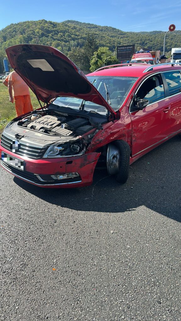 Accident rutier pe DN 7, în localitatea Golești. Doi pasageri răniți