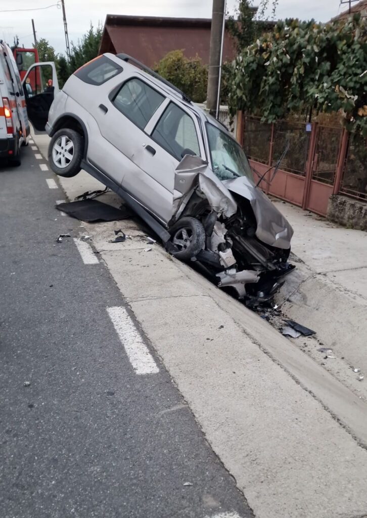 Vâlcea: Accident rutier în localitatea Galicea. Șoferița a fost rănită