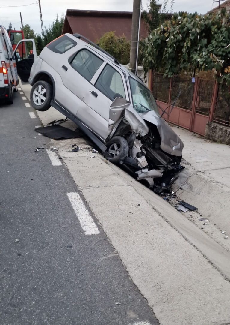 Vâlcea: Accident rutier în localitatea Galicea. Șoferița a fost rănită