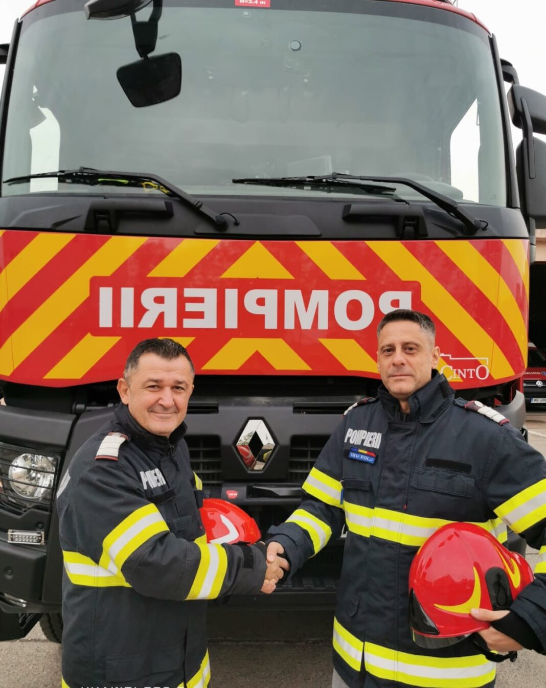 Cei doi pompieri sunt salvatori și-n timpul liber