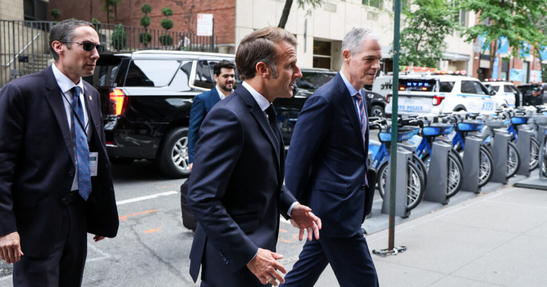 Macron, nevoit să meargă pe jos, la New York, deoarece convoiul său a fost blocat de coloana oficială a lui Donald Trump