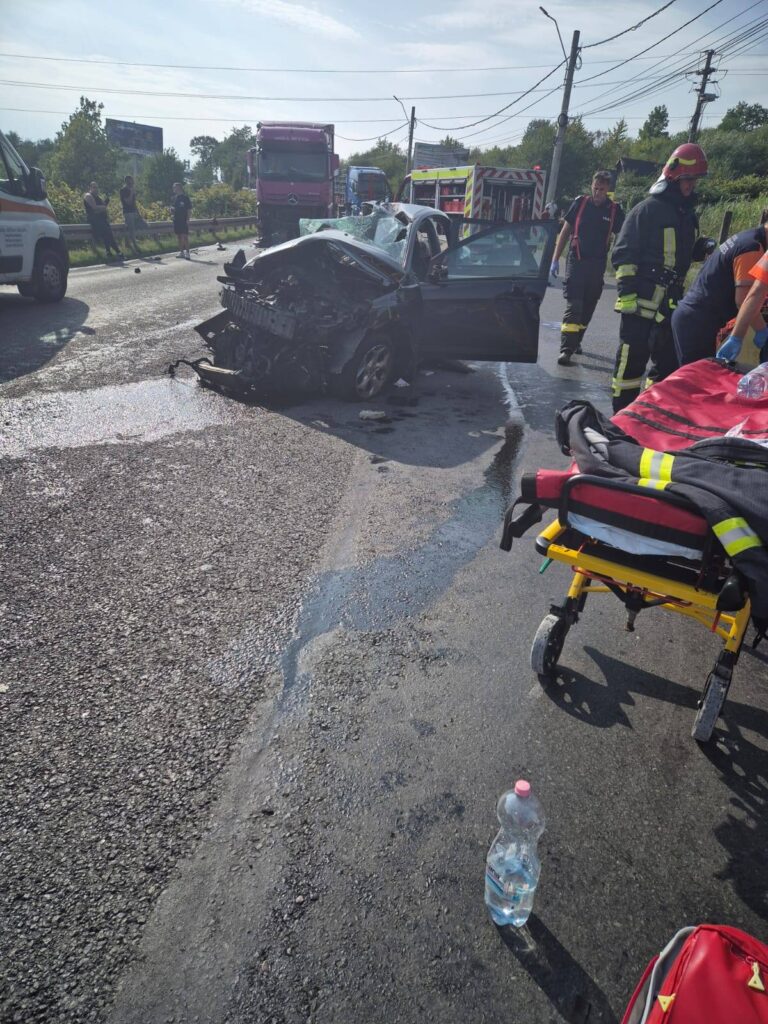 Un bărbat și fiul lui au murit după ce au intrat cu autoturismul într-un TIR
