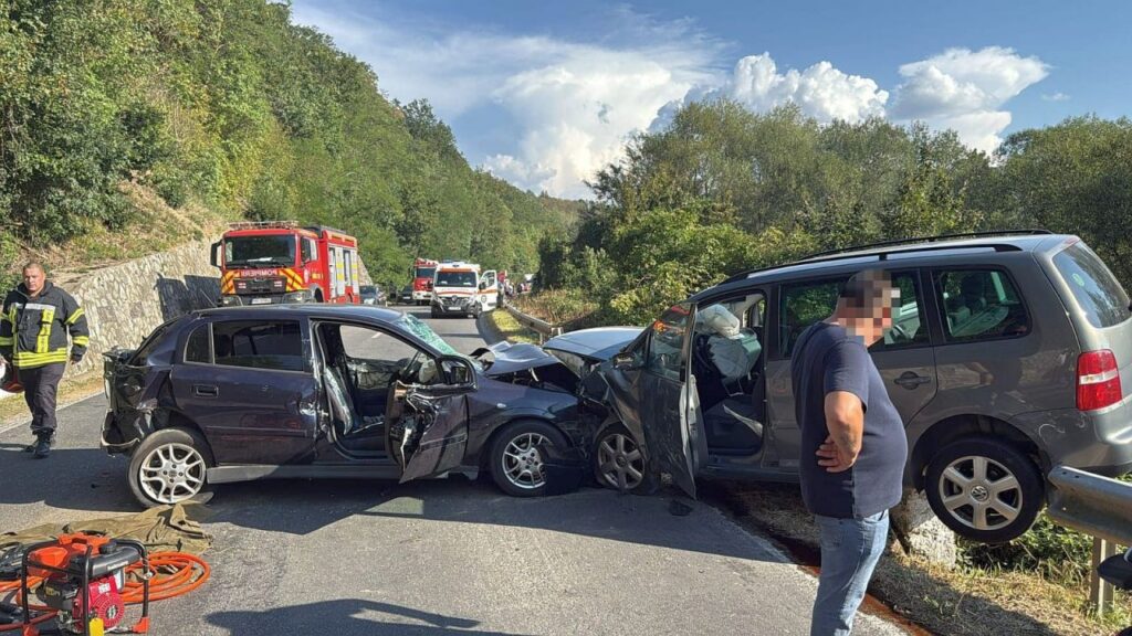Cinci răniţi, în urma unui accident în care au fost implicate două autoturisme şi o motocicletă