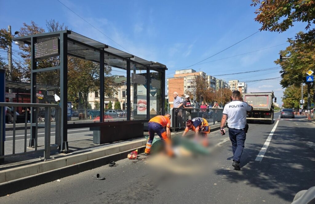 O femeie care a vrut să treacă strada prin loc nepermis a fost accidentată mortal de un camion
