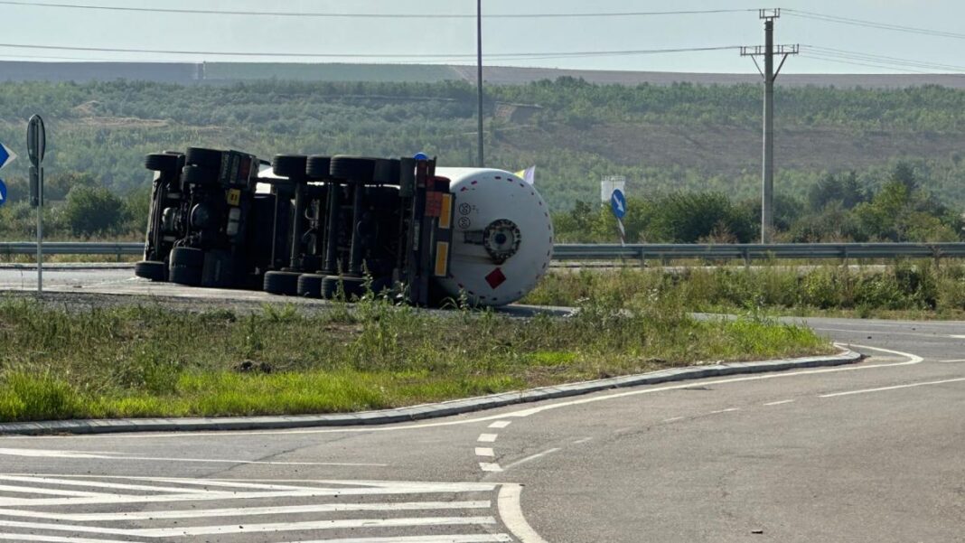 acc simila 50 de persoane evacuate după ce o cisternă cu gaz metan s-a răsturnat într-un giratoriu