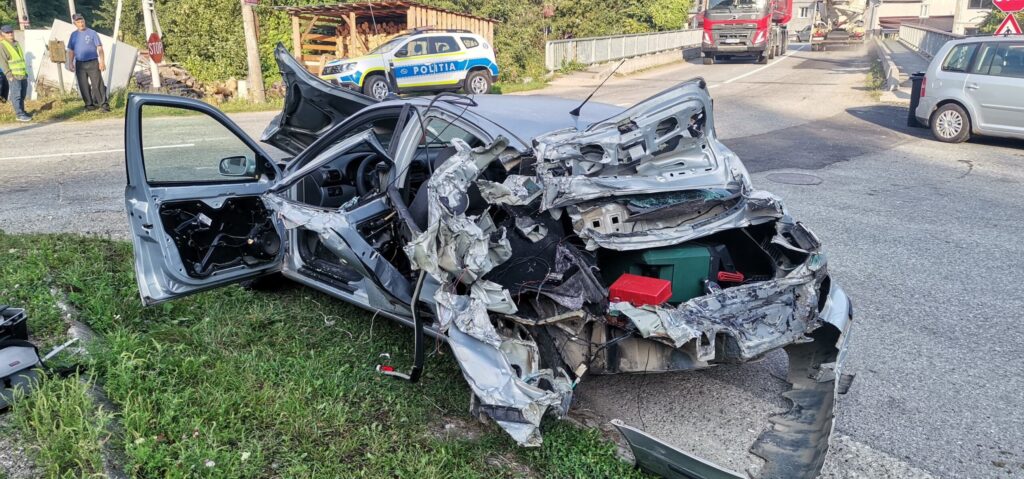Un şofer a fugit de la locul accidentului după ce maşina sa a fost lovită de tren