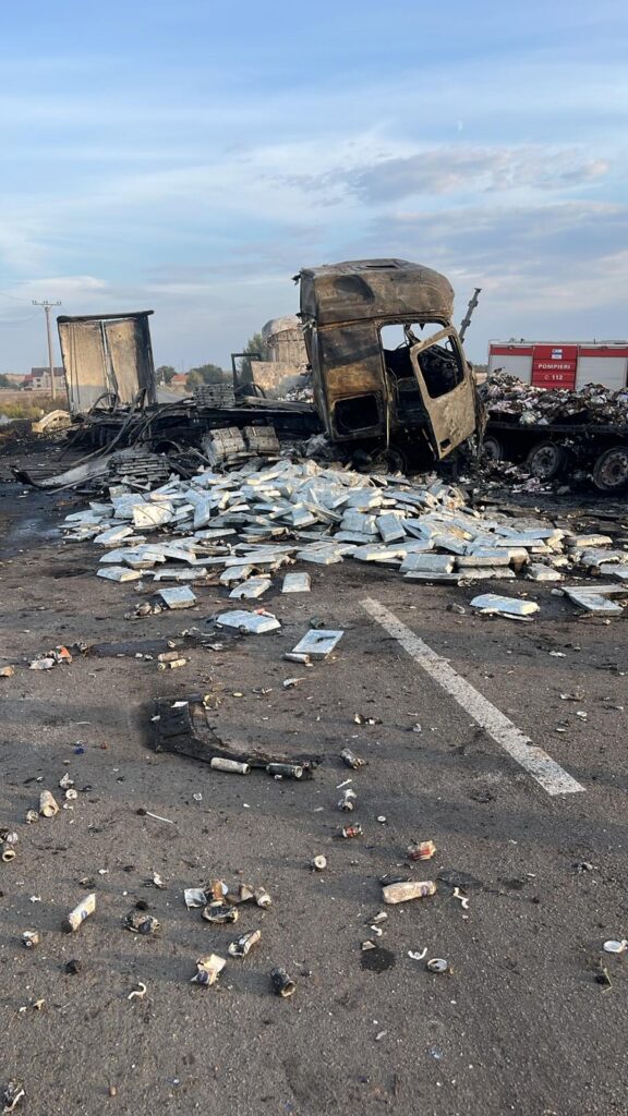 Mehedinţi: Şofer rănit într-un accident în care au fost implicate două TIR-uri şi un autoturism