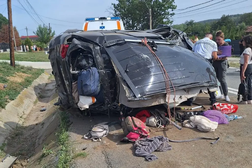 Șase răniți după ce un autoturism a intrat într-un cap de pod