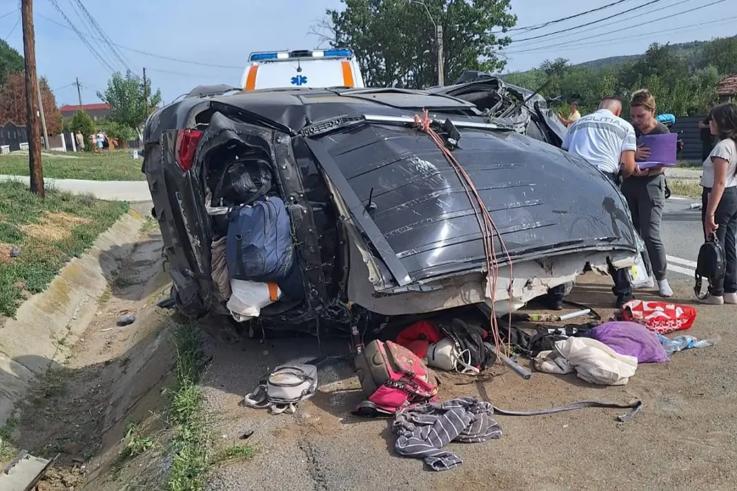 Șase răniți după ce un autoturism a intrat într-un cap de pod