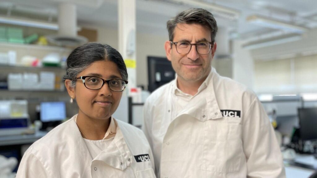 Dr. Ashvini Keshavan și profesorul Jonathan Schott, ambii de la UCL, conduc studiul biomarkerului de sânge