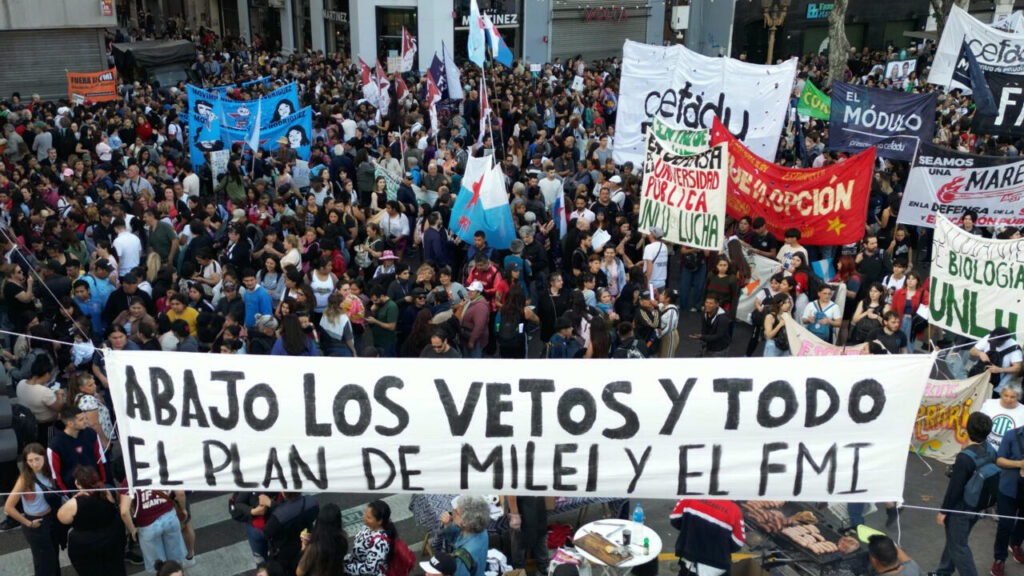(VIDEO) Proteste masive la Buenos Aires împotriva măsurilor de austeritate ale lui Javier Milei