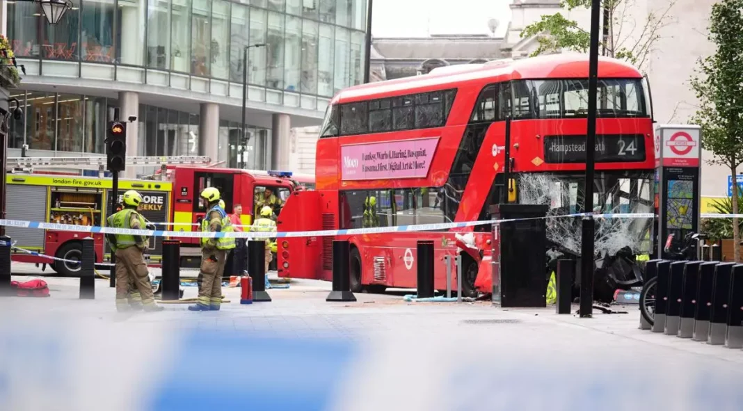 Mai multe persoane rănite după ce un autobuz supraetajat a intrat în pietonii de pe un trotuar din Londra Mai multe persoane rănite după ce un autobuz supraetajat a intrat în pietonii de pe un trotuar din Londra