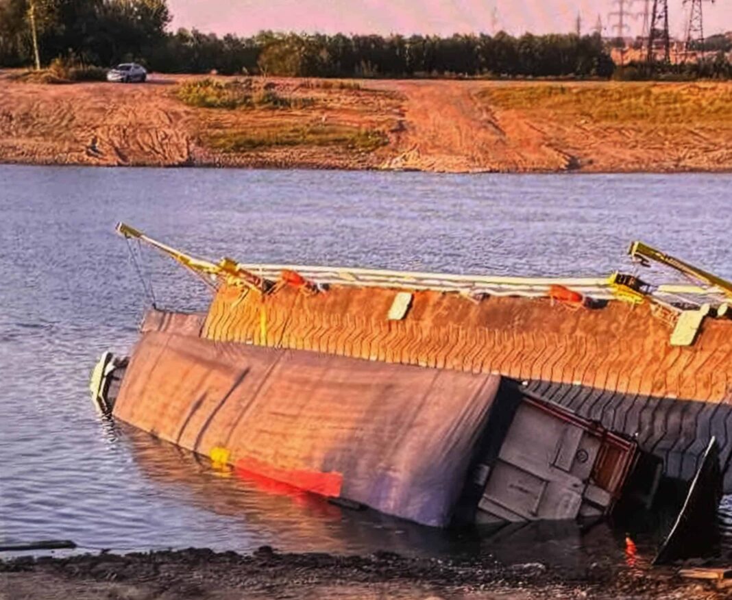 bac Un bac s-a scufundat în Dunăre după ce un TIR cu floarea-soarelui a urcat pe el