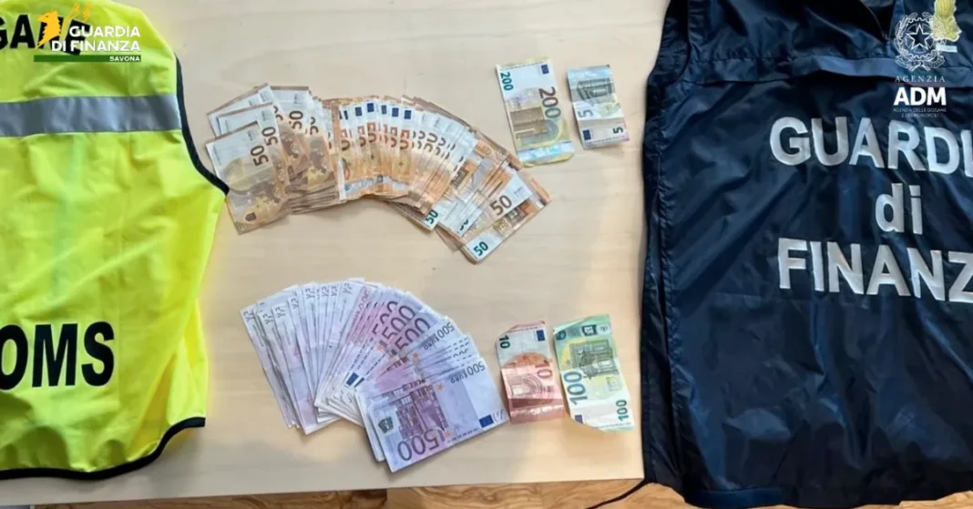 Român venit în Italia cu avionul, depistat cu 25.000 de euro ascunși în bagaj