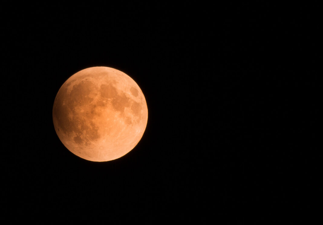 Eclipsă totală de Lună, vizibilă și din România, în această seară Eclipsă totală de Lună, vizibilă și din România, în această seară