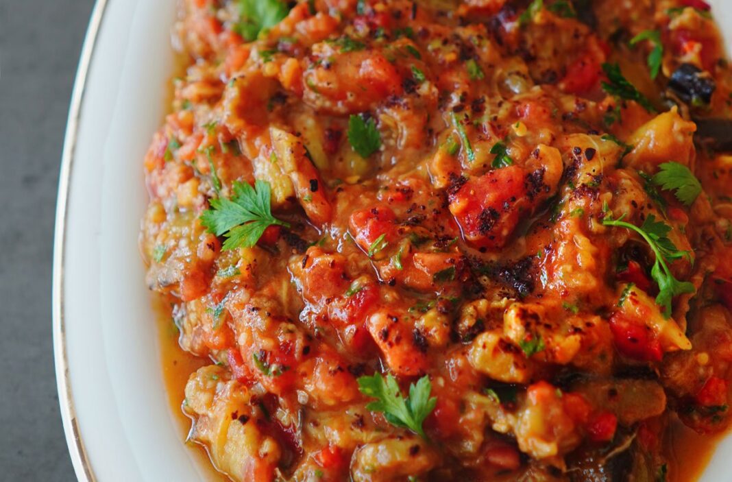 Rețeta oltenească de sos usturoiat din ardei copți și roșii Rețeta oltenească de sos usturoiat din ardei copți și roșii