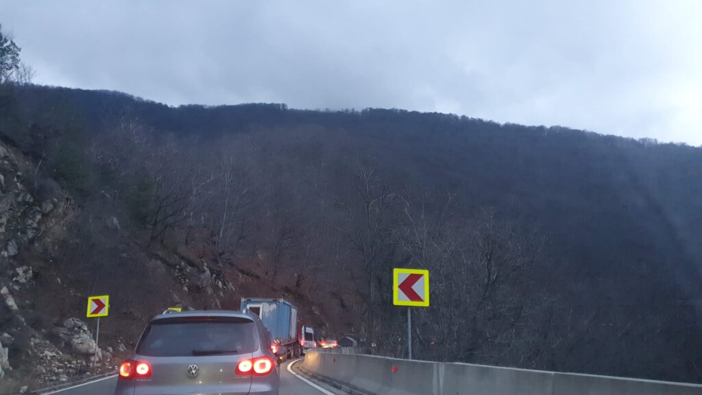 Trafic blocat în Defileul Jiului. Coliziune între un microbuz și un camion