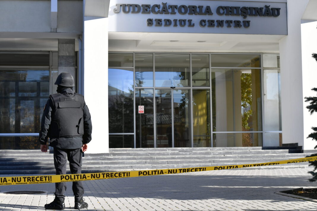 Sediul unei judecătorii din Chişinău, evacuat după o alertă cu bombă