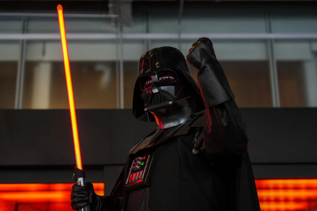 Sabia laser a lui Darth Vader din „Star War“, vândută la licitație cu 3,65 milioane $