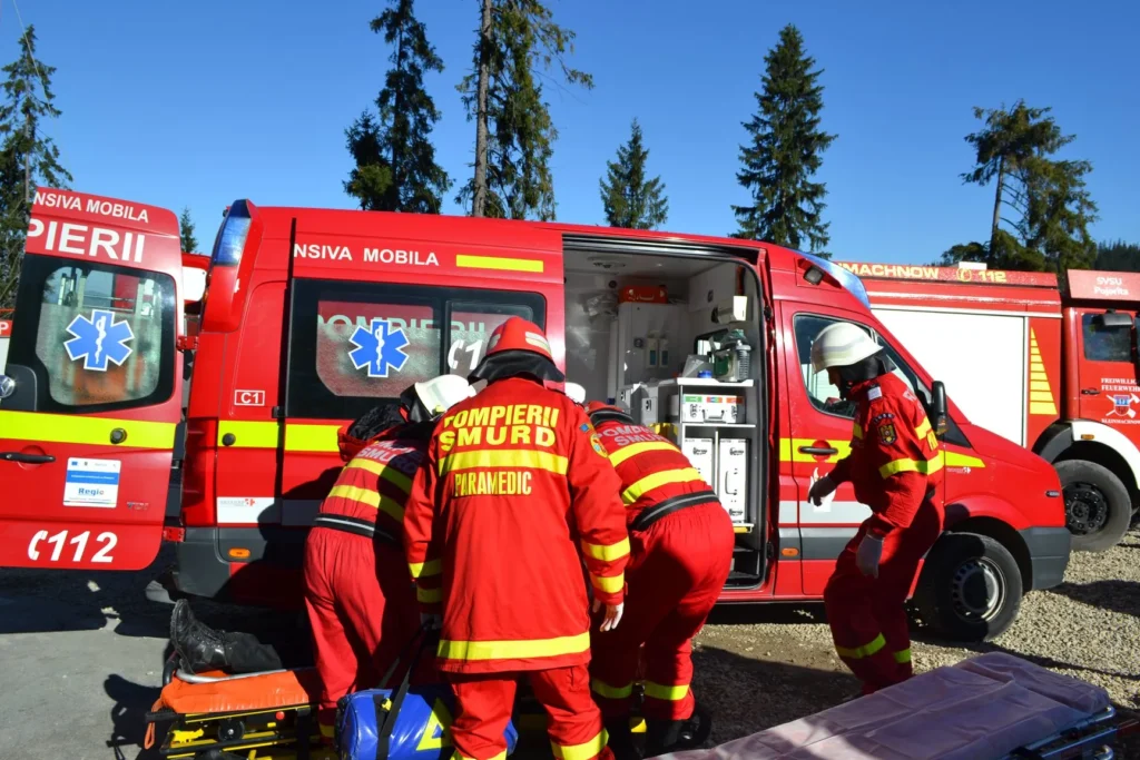 Accident grav, cu opt persoane implicate, după ce două autovehicule s-au ciocnit frontal