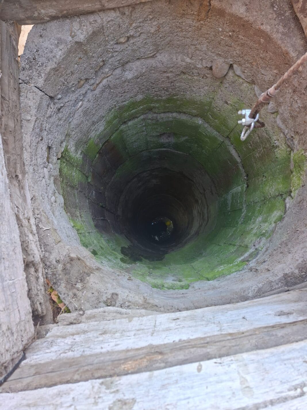 Vâlcea: Bărbat salvat de pompieri dintr-o fântână adâncă de 15 metri