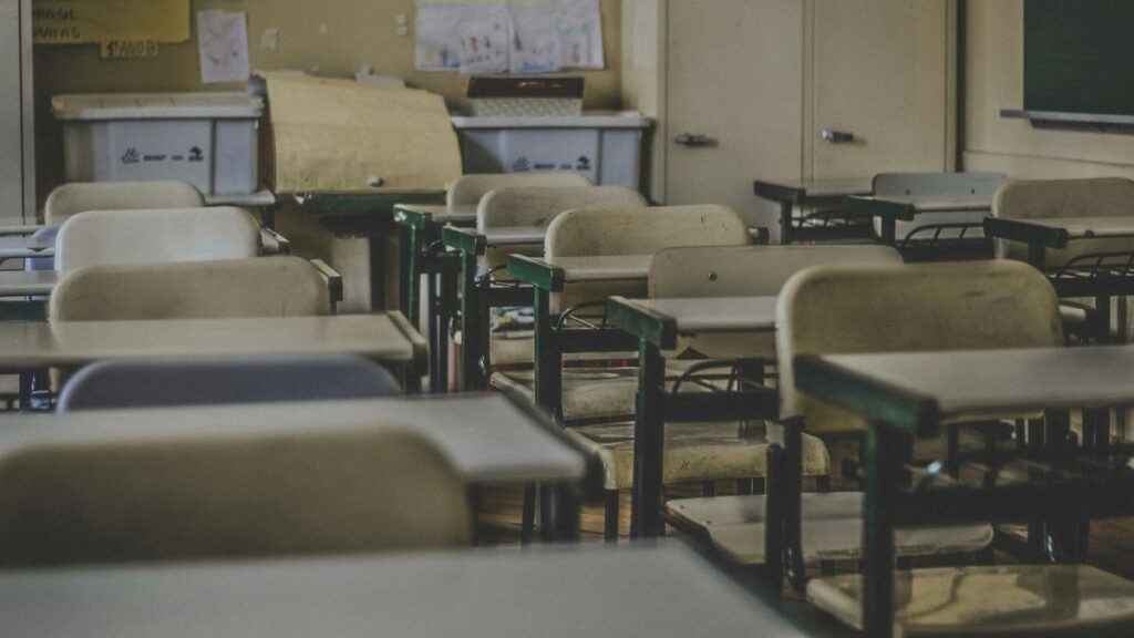 Fetiță strangulată de colegul de clasă, la şcoală
