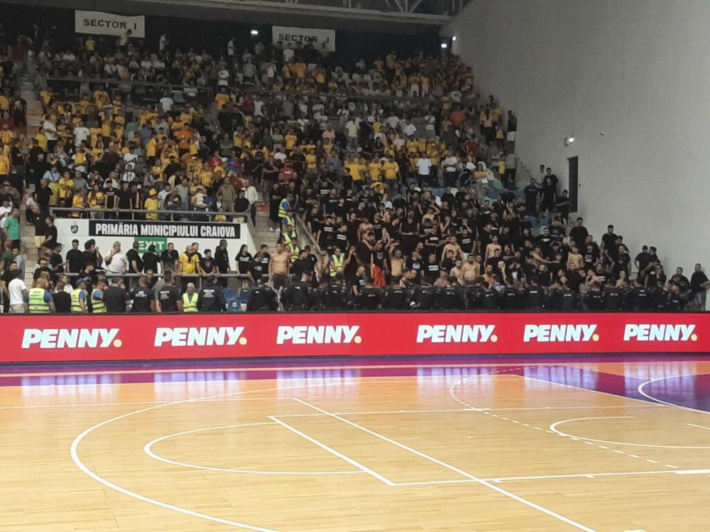Haos la Craiova, la meciul de futsal dintre România și Ungaria! Ultrașii români au intrat pe teren să se bată