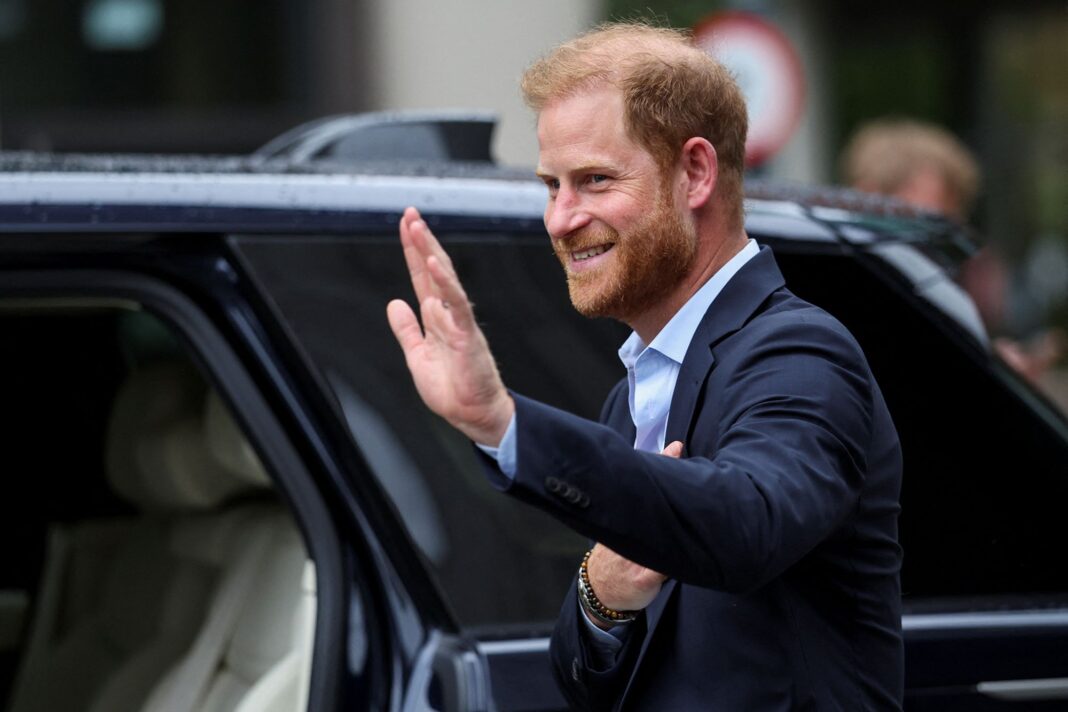 harry Prințul Harry, fotografiat miercuri la Centrul pentru Studii privind Leziunile cauzate de Explozii de la Imperial College din Londra, s-a întors în Marea Britanie pentru o călătorie de patru zile în această săptămână (Suzanne Plunkett/Pool/Getty Images)