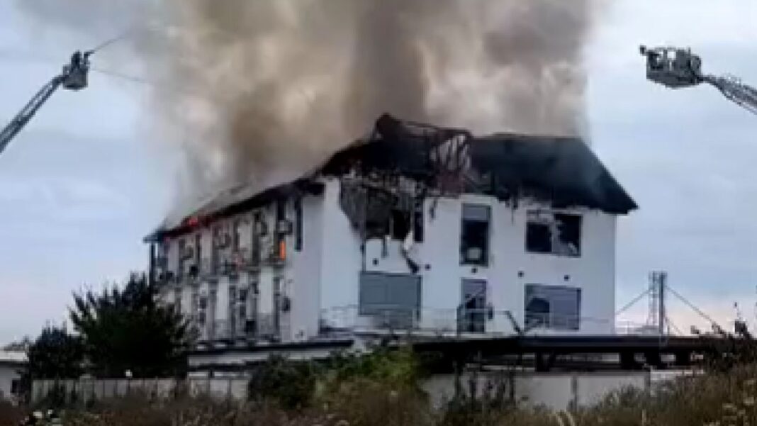 Două persoane sunt date dispărute, după ce un incendiu violent a izbucnit la un hotel