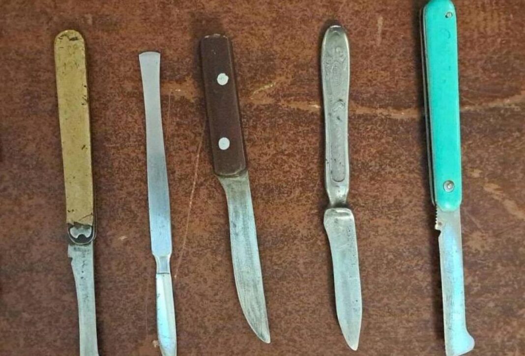 Femeie prinsă cu şase cuţite la intrarea în Parlament. Era pe listele AUR ca invitată la un forum Femeie prinsă cu şase cuţite la intrarea în Parlament. Era pe listele AUR ca invitată la un forum