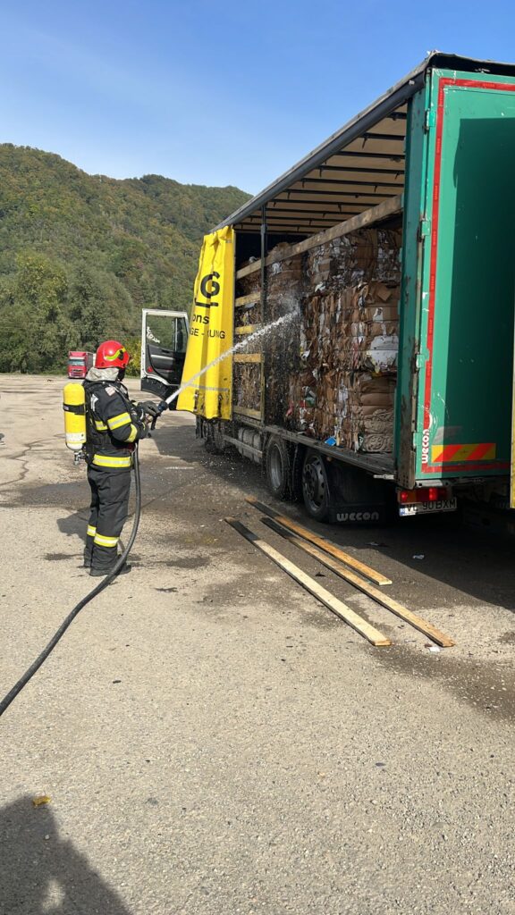 Vâlcea: Un camion a luat foc la Brezoi