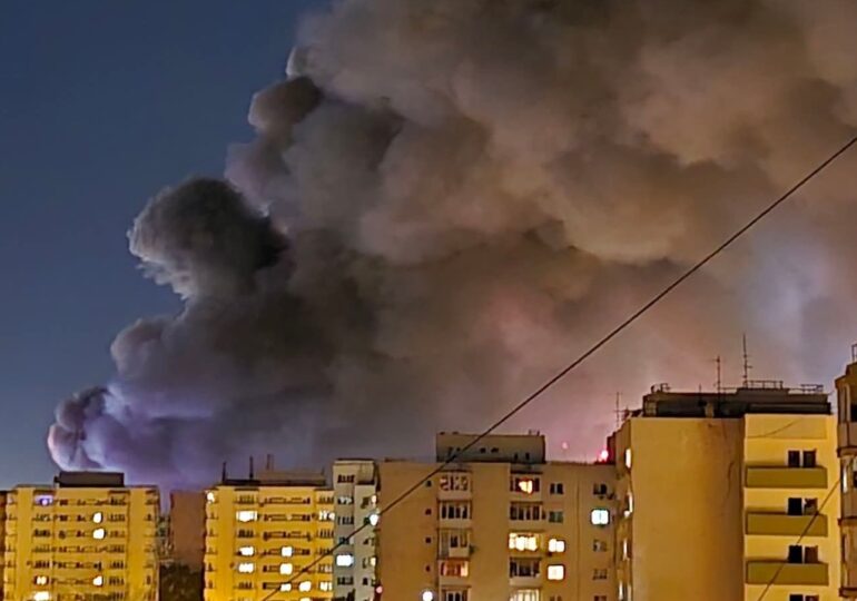 Incendiu violent la un depozit din Sectorul 2. Nor de fum toxic deasupra Capitalei