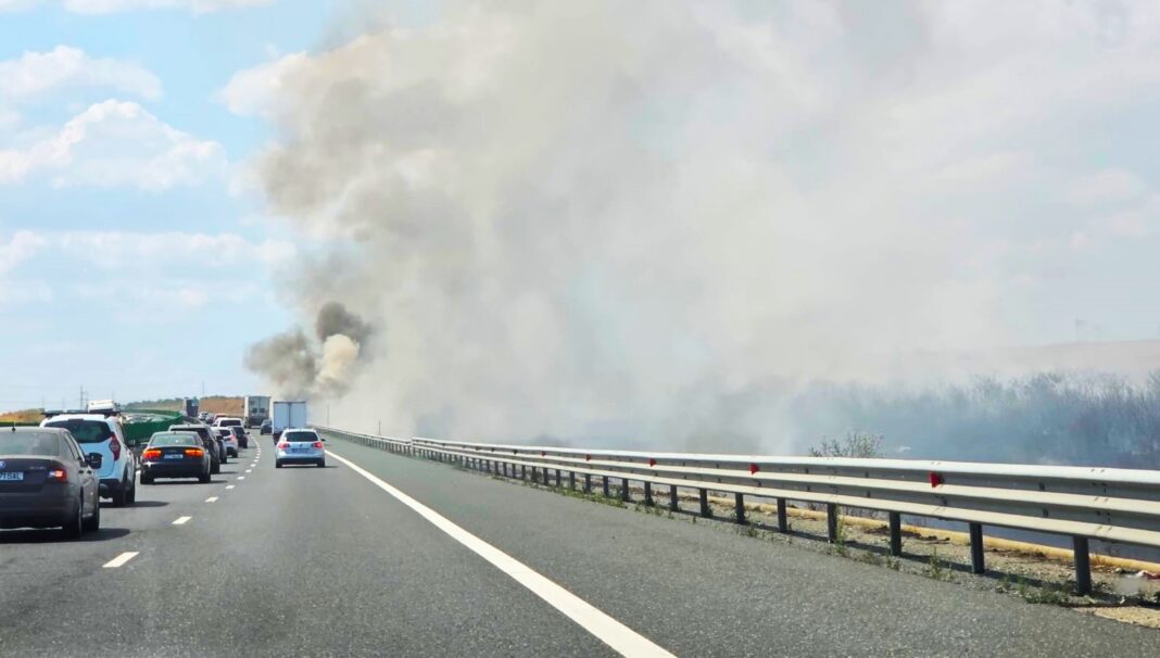 Un camion a luat foc pe A2. Traficul, deviat
